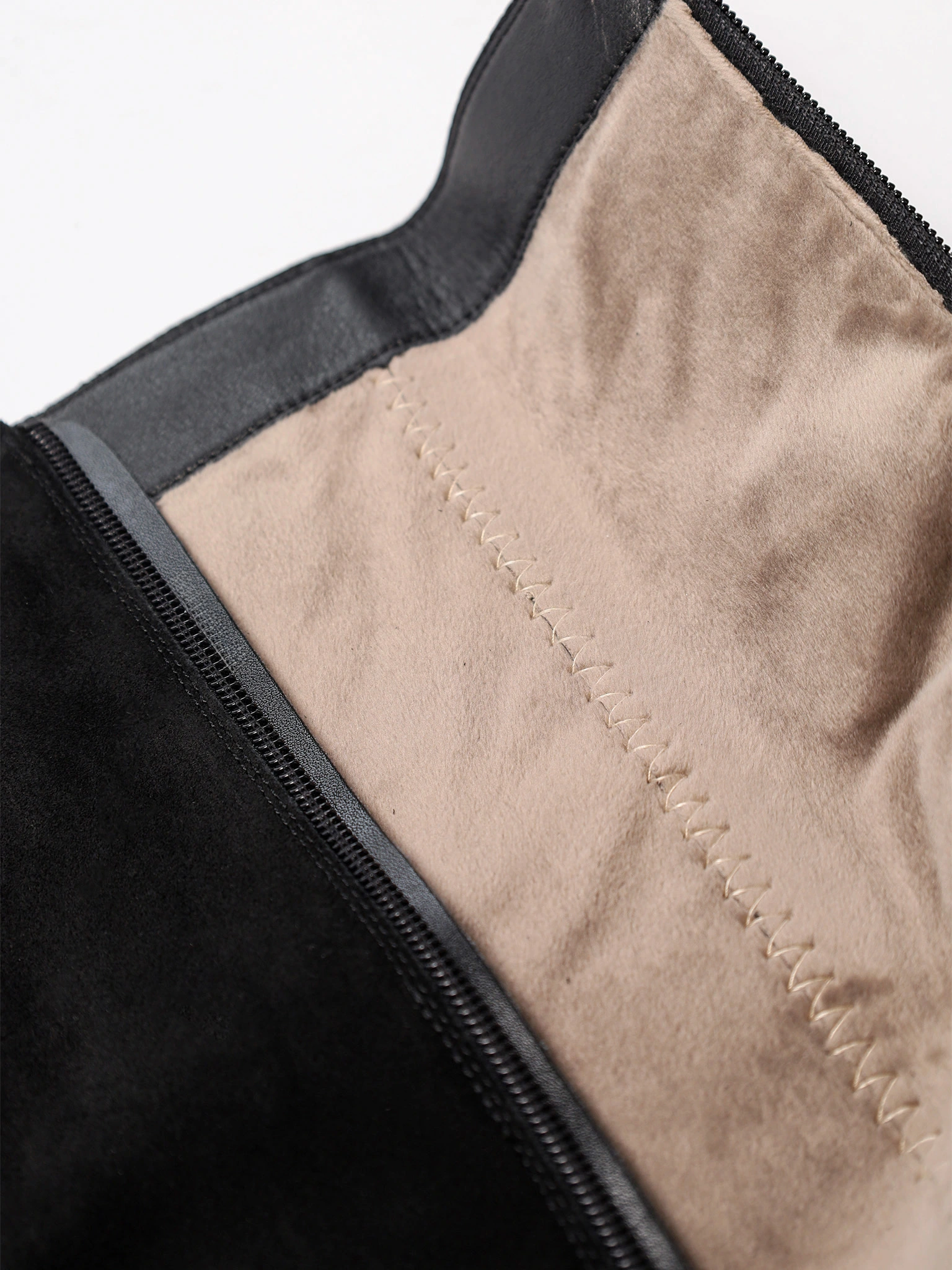 Сапоги черного цвета из натуральной замши на высокой платформе